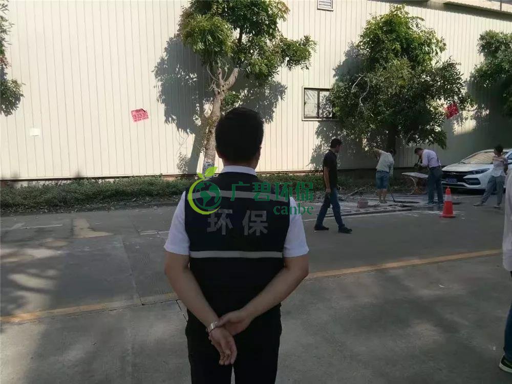 順德容桂環(huán)運分局當(dāng)場抓到一男子偷倒玻璃廢渣到沙井(圖3)